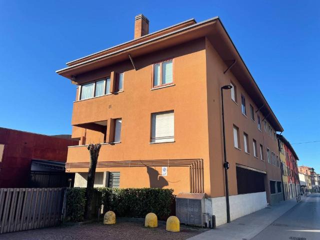Locale Commerciale in vendita a Nembro, Lombardia