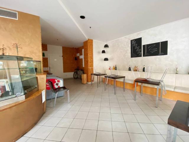 Locale Commerciale in vendita a Nembro, Lombardia