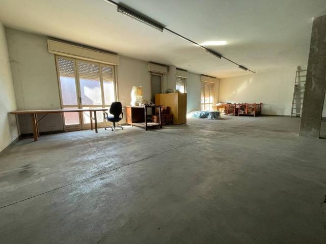 Locale Commerciale in vendita a Nembro, Lombardia