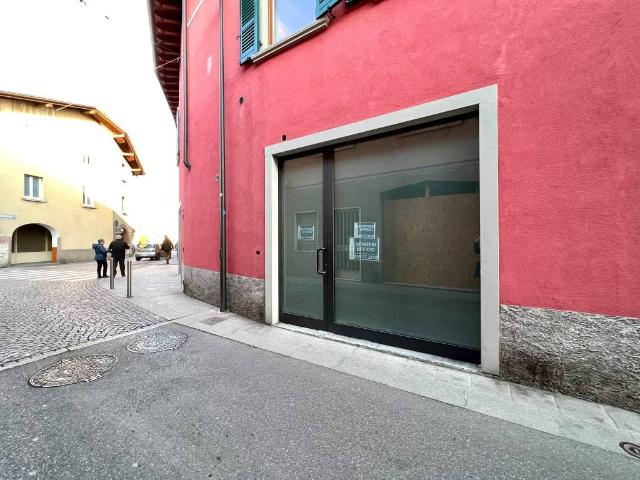 Locale Commerciale in vendita a Botta, Nembro