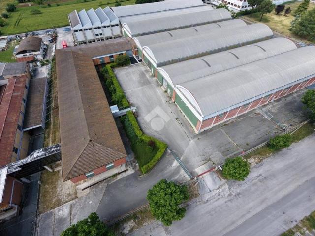 Locale Commerciale in vendita a Unione dei Comuni della Val Vibrata, Nereto