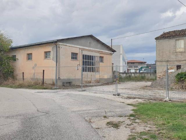 Locale Commerciale in vendita a Unione dei Comuni della Val Vibrata, Nereto