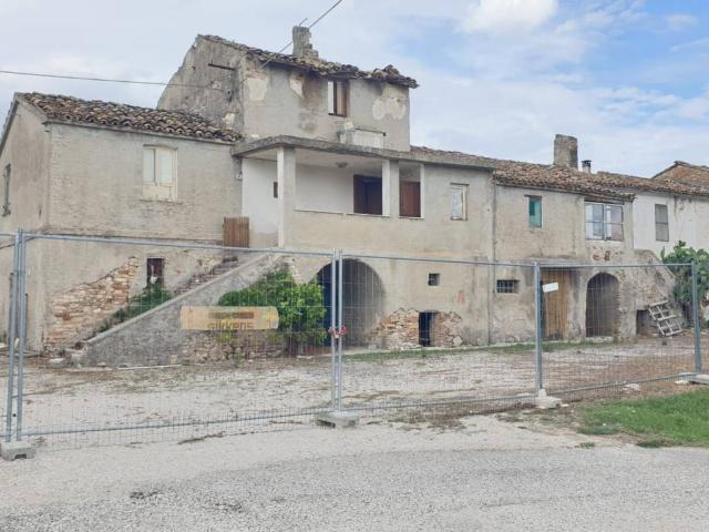 Locale Commerciale in vendita a Unione dei Comuni della Val Vibrata, Nereto