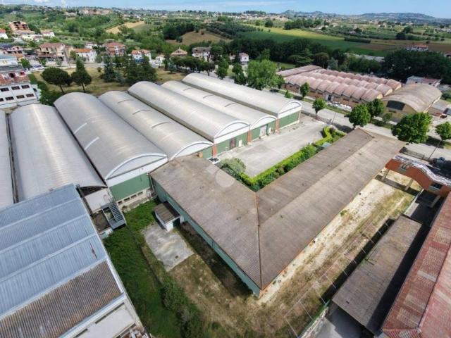 Locale Commerciale in vendita a Unione dei Comuni della Val Vibrata, Nereto