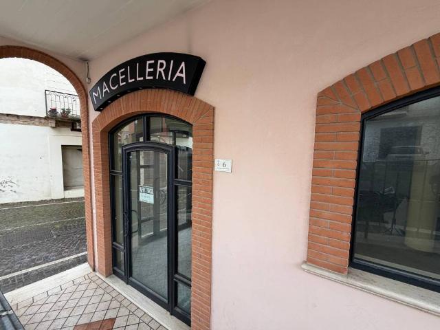 Locale Commerciale in vendita a Unione dei Comuni della Val Vibrata, Nereto