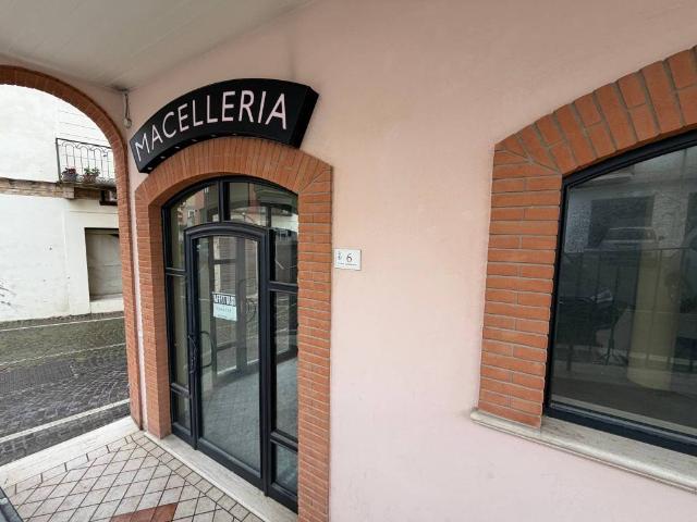 Locale Commerciale in vendita a Unione dei Comuni della Val Vibrata, Nereto