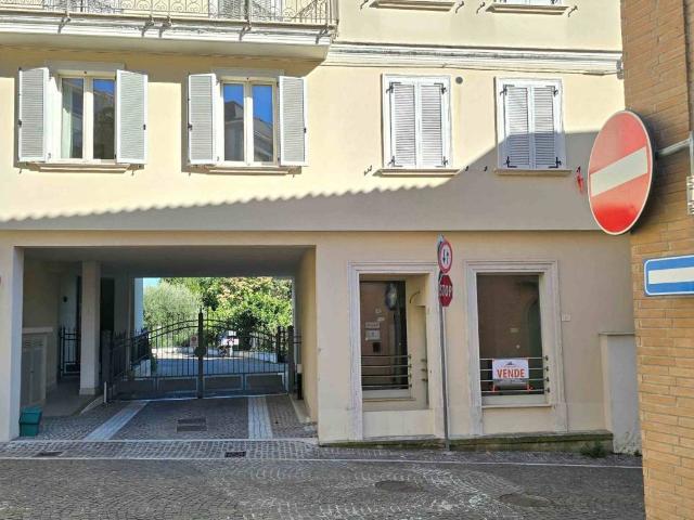 Locale Commerciale in vendita a Unione dei Comuni della Val Vibrata, Nereto