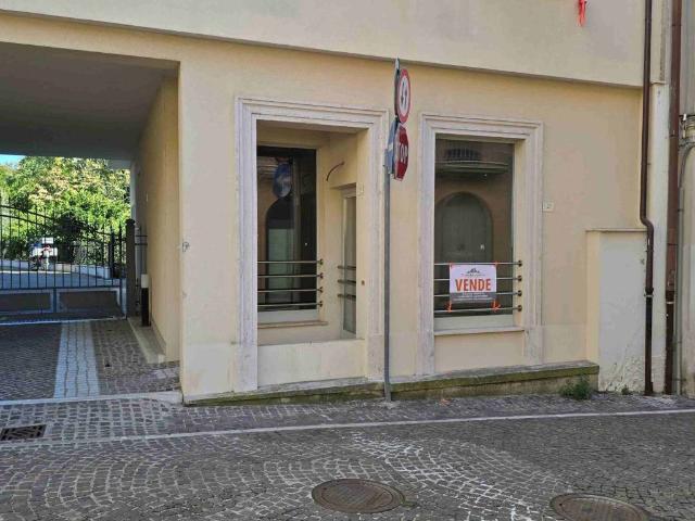 Locale Commerciale in vendita a Unione dei Comuni della Val Vibrata, Nereto