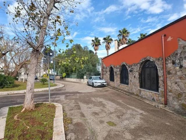 Locale Commerciale in vendita a Puglia, Lecce