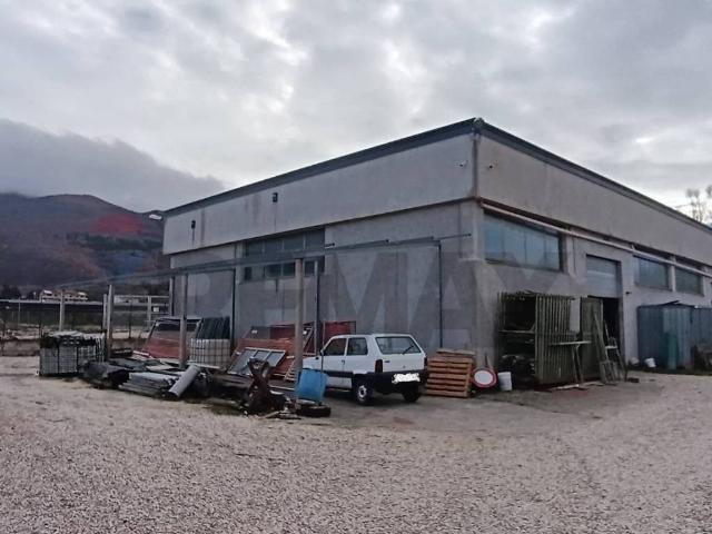 Locale Commerciale in vendita a Molina, Nocera Umbra