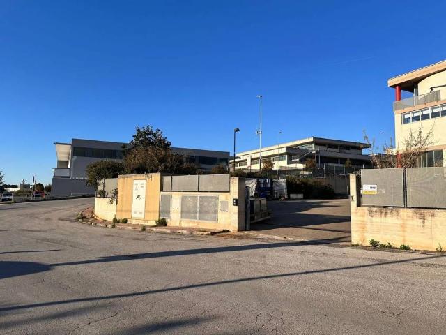 Locale Commerciale in vendita a Puglia, Bari
