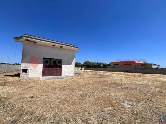 Locale Commerciale in vendita a Puglia, Lecce