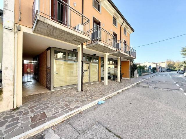 Locale Commerciale in vendita a Nogara, Verona