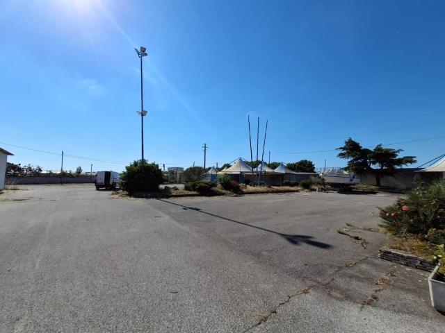 Locale Commerciale in vendita a Puglia, Bari