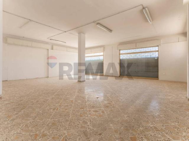 Locale Commerciale in vendita a Puglia, Bari