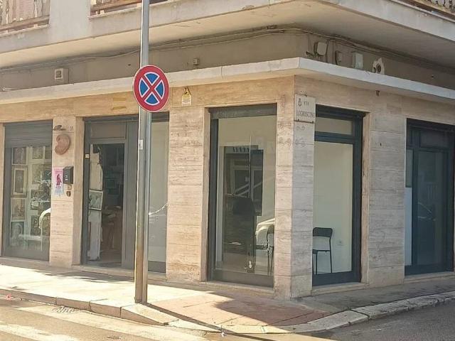 Locale Commerciale in vendita a Puglia, Bari