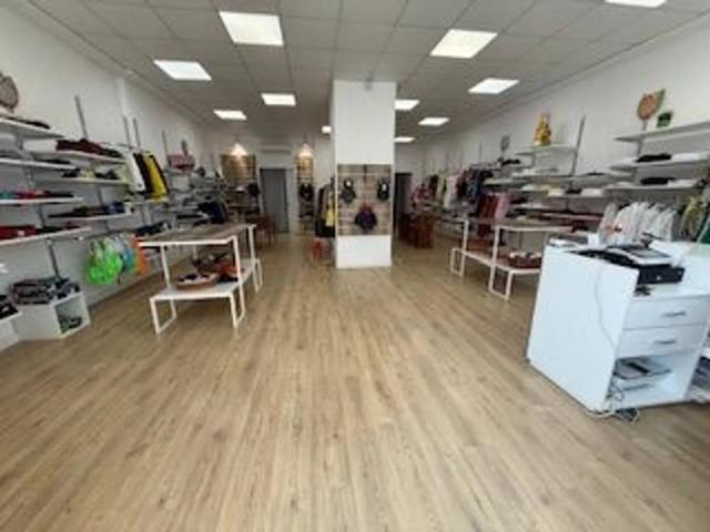 Locale Commerciale in vendita a Puglia, Bari