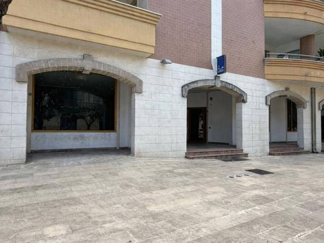 Locale Commerciale in vendita a Puglia, Bari