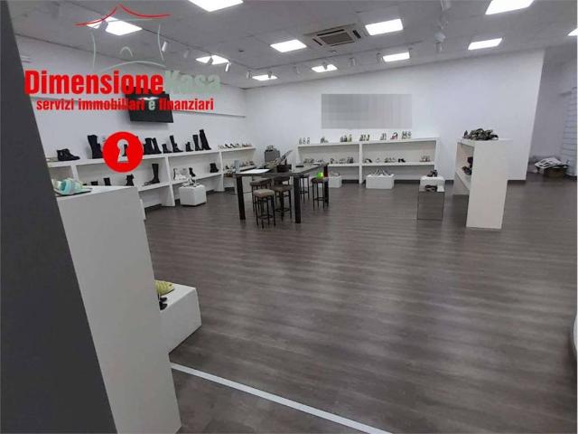 Locale Commerciale in vendita a Nola, Campania