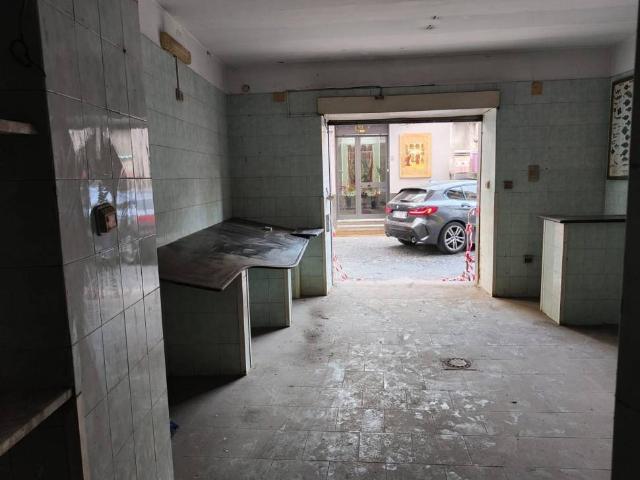 Locale Commerciale in vendita a Nola, Campania