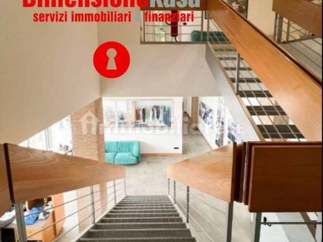 Locale Commerciale in vendita a Nola, Campania