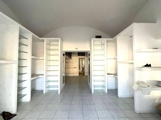 Locale Commerciale in vendita a Nola, Campania