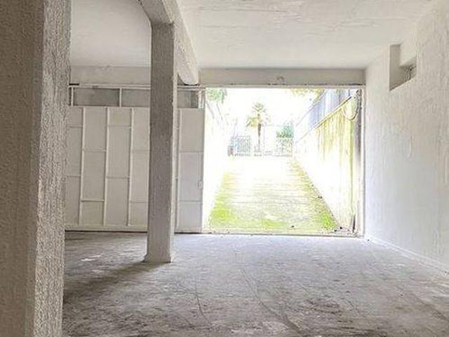 Locale Commerciale in vendita a Nola, Campania