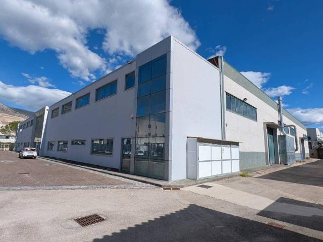 Locale Commerciale in vendita a Nola, Campania