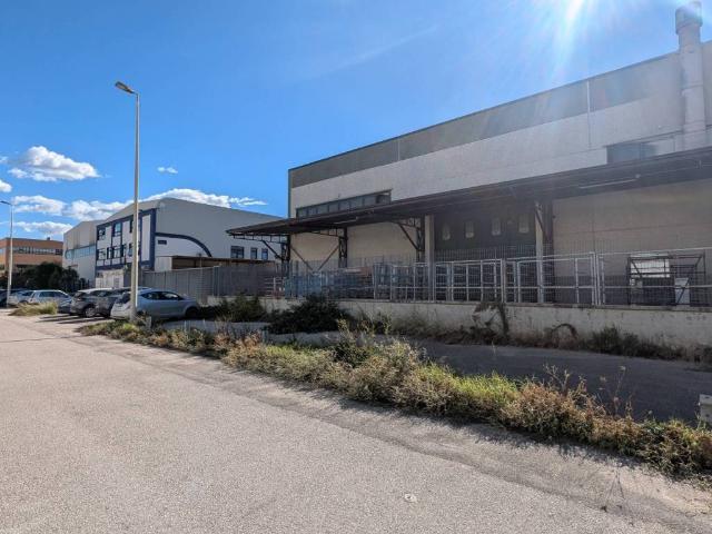 Locale Commerciale in vendita a Nola, Campania