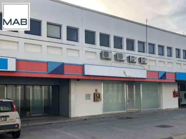 Locale Commerciale in vendita a Nola, Campania