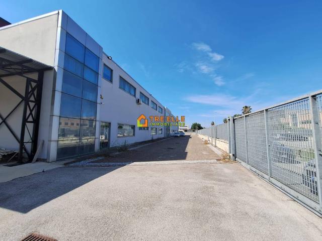 Locale Commerciale in vendita a Nola, Campania