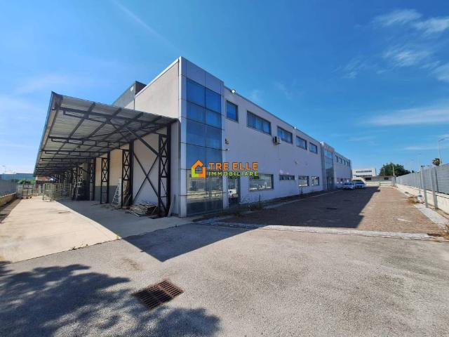 Locale Commerciale in vendita a Nola, Campania