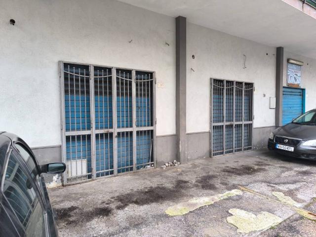 Locale Commerciale in vendita a Nola, Campania