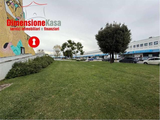 Locale Commerciale in vendita a Nola, Campania