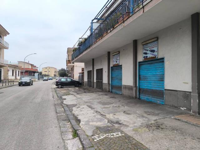 Locale Commerciale in vendita a Nola, Campania