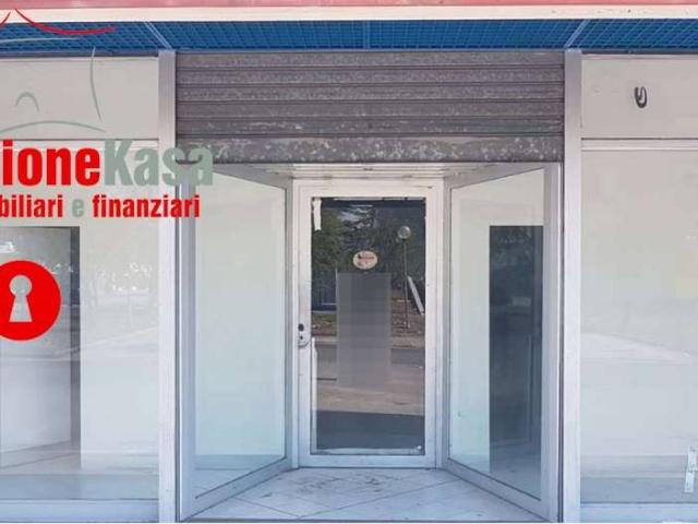 Locale Commerciale in vendita a Nola, Campania