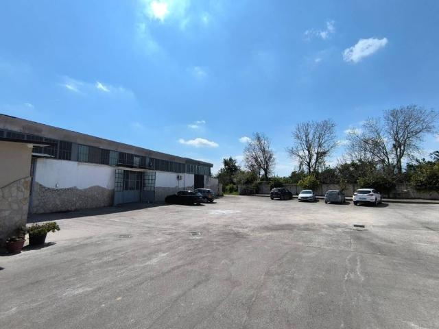 Locale Commerciale in vendita a Nola, Campania