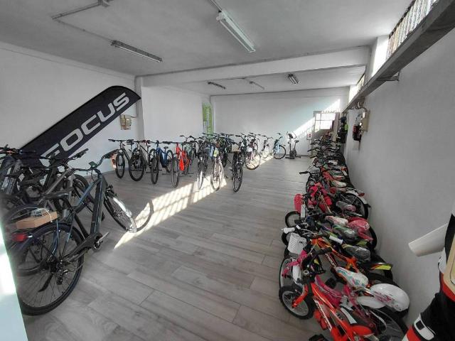Locale Commerciale in vendita a Ponte Masino, Piemonte