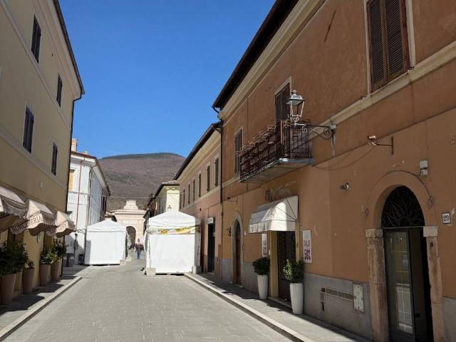 Locale Commerciale in vendita a Norcia, Umbria