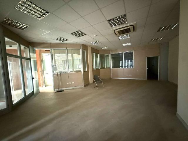 Locale Commerciale in vendita a Notaresco, Abruzzo