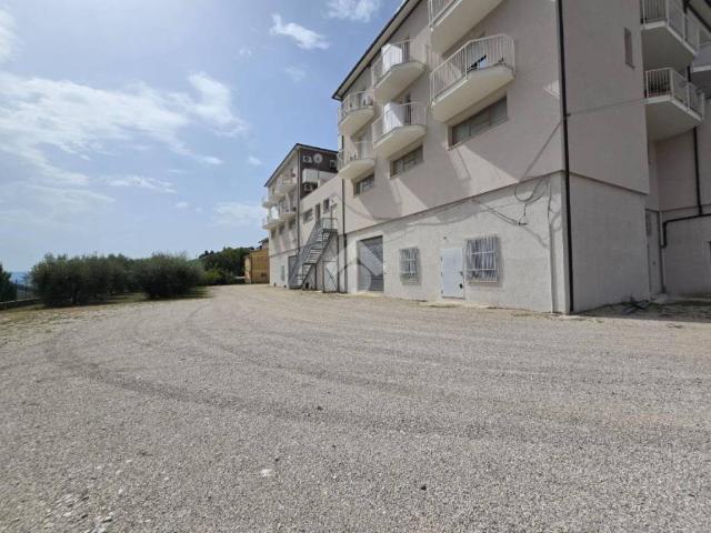 Locale Commerciale in vendita a Notaresco, Abruzzo