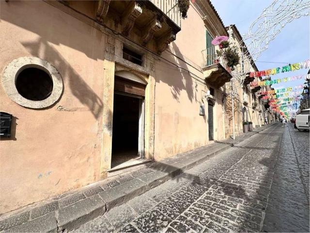 Locale Commerciale in vendita a Noto, Sicilia