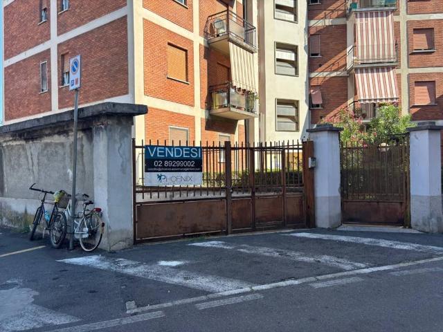 Locale Commerciale in vendita a Nova Milanese, Monza e della Brianza