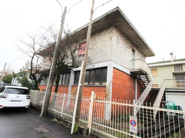 Locale Commerciale in vendita a Nova Milanese, Lombardia