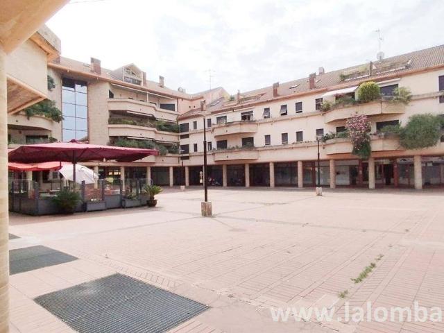 Locale Commerciale in vendita a Nova Milanese, Lombardia