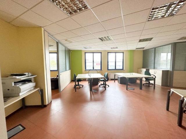 Locale Commerciale in vendita a Nova Milanese, Lombardia