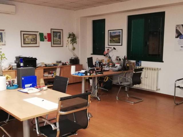 Locale Commerciale in vendita a Nova Milanese, Lombardia