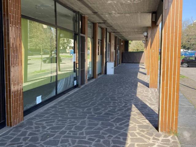 Locale Commerciale in vendita a Nova Milanese, Lombardia