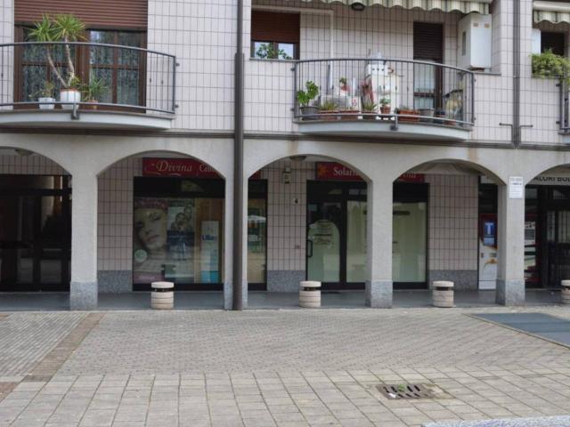 Locale Commerciale in vendita a Nova Milanese, Lombardia