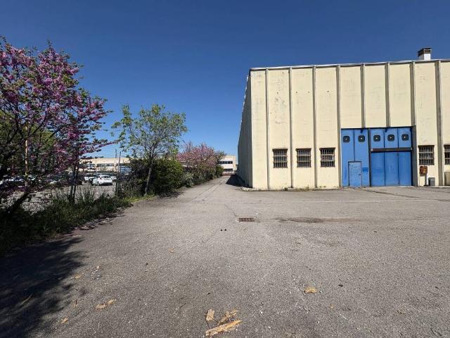 Locale Commerciale in vendita a Novate Milanese, Lombardia